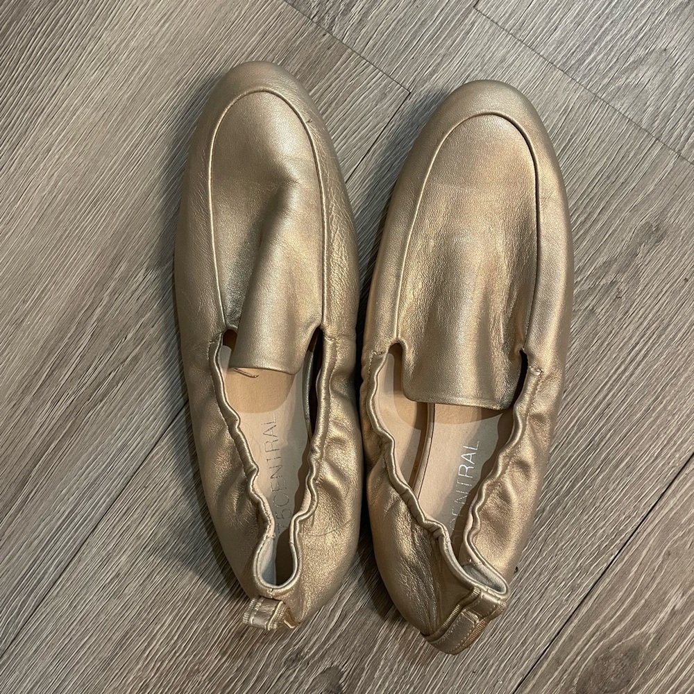 Stunning gold loafers / flats